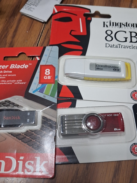 Card Reader And Assorted Flash Drives - Picture 4 of 6